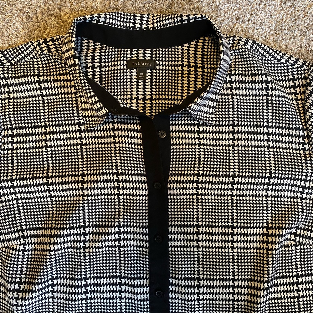 Talbots Women’s size XL Black White Houndstooth Blouse Top with Button Sleeves